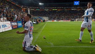 Los jugadores de Pachuca celebran uno de los goles que anotaron frente a Cruz Azul