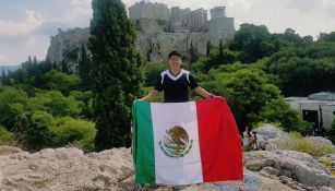 Marco posa con la bandera de México desde Grecia