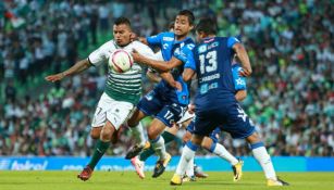 Javier Cortés disputa un balón en el juego contra Puebla