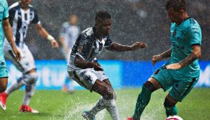 Avilés Hurtado pelea un balón en el encuentro frente a Santos que quedó suspendido por lluvia