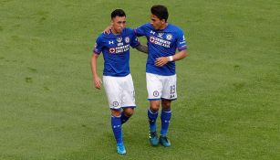 Rodríguez y Mena celebran un gol de Cruz Azul