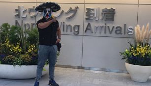 Psycho Clown posa en el aeropuerto de Narita