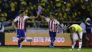 Oscar Cardozo y Derlis Gonzalez festejan gol de Paraguay