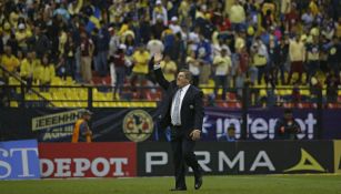 Piojo Herrera saluda a su afición al término de un partido 