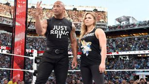 The Rock (der) y Ronda Rousey (izq) en Wrestlemania 31