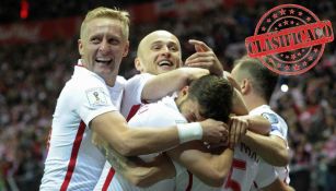  Jugadores polacos celebran después de anotar un gol a Montenegro
