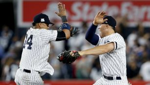Los elementos de Yankees saltan para festejar el triunfo en el Juego 4 frente a Indians