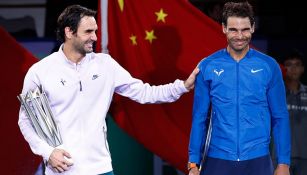Federer bromea con Nadal tras recibir su título en Shanghai