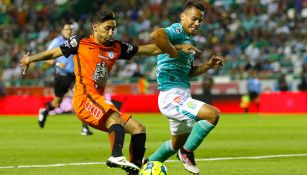 Urretaviscaya y Rodríguez pelean un balón en un Pachuca vs León