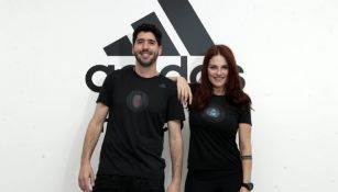 Rafael Ruiz y Delia García posan frente al logo de la marca Adidas