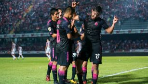 Los jugadores de Chivas celebran un gol frente a Veracruz