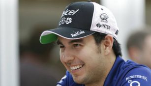 Sergio Pérez sonríe durante entrevista de la Fórmula 1