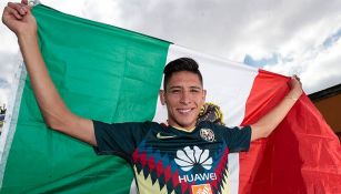 Edson Álvarez posa con bandera de México