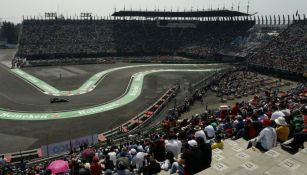 Aficionados observan la segunda sesión de práctica para el GP de México