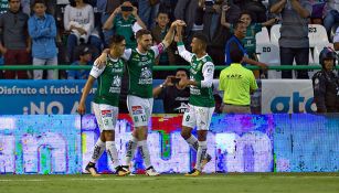 Jugadores de León celebran un gol