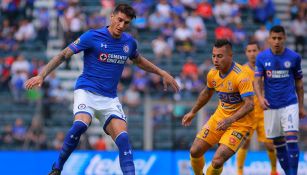 Gabriel Peñalba controla el balón en juego contra Tigres