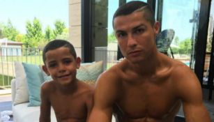Cristiano Ronaldo junto a su hijo 