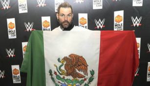 Jeff Hardy posa para la lente de RÉCORD con la bandera de México