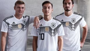 Kroos, Ozil y Hummels posan con la playera de Alemania