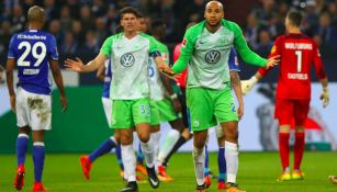 Jugadores del Wolfsburgo protestan durante partdo vs Schalke