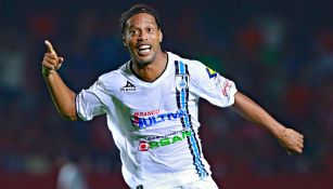 Ronaldinho celebra un gol en su época con Gallos