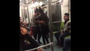 Los jóvenes en pleno baile en un vagón del metro