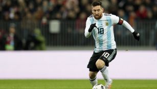 Messi conduce el balón durante el partido contra Rusia 