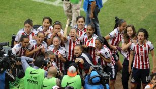 Las jugadoras de Chivas celebrando tras amarrar su pase a la Final