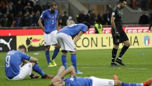 Jugadores de Italia, tras ser derrotados por la Selección de Suecia