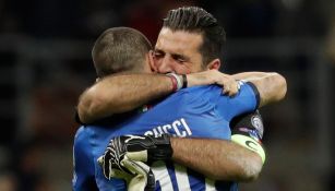 Buffon y Bonucci se abrazan tras quedar fuera de Rusia 2018