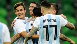 Futbolistas de Argentina se abrazan tras una anotación