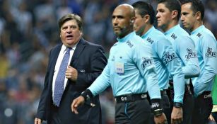 Herrera dialoga con los árbitros luego de la tanda de penaltis