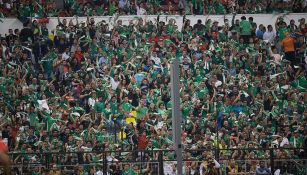 Aficionados de México apoyan en el Estadio Azteca