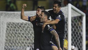 Cruz Azul festeja gol contra Monarcas en la J16