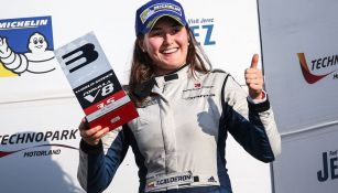 Tatiana Calderón celebra subirse al podio en el World Series Formula V8 3.5