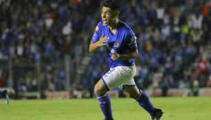 Felipe Mora festeja un gol con Cruz Azul