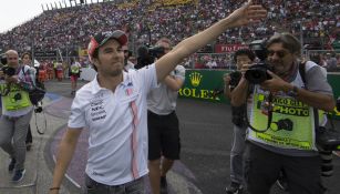 Checo Pérez, saluda a los fans en el GP de México 