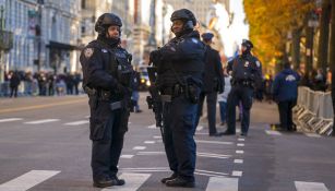Policías resguardan seguridad del desfile del Día de Acción de Gracias