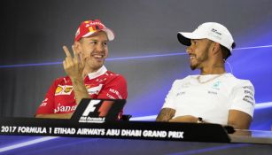 Vettel (i) y Hamilton (d) ofrecen una conferencia en el circuito de Yas Marina