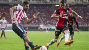 Pizarro y Reyes en partido de Chivas vs Atlas en el A2017