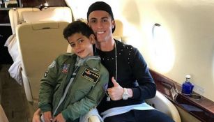 CR7 y su hijo sonríen durante un viaje en avión 