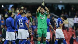 Jesús Corona aplaude tras un juego con Cruz Azul