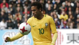 Neymar controla el balón en un juego con Brasil