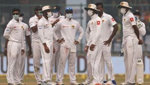 Jugadores de críquet de Sri Lanka con máscaras por la contaminación 