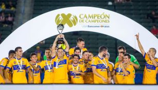 Tigres levanta el trofeo de Campeón de Campeones