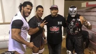 Konnan (centro) posa con Rush (izq), La Máscara (izq) y Penta Zero M (der)