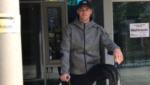 Neuer posa en una foto con sus muletas