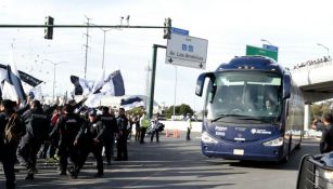Autobús de Rayados arriba al Estadio BBVA Bancomer