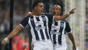Funes Mori celebra un gol junto a Carlos Sánchez