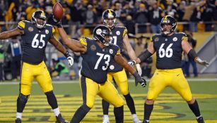 Los jugadores de Steelers festejan una anotación contra Baltimore